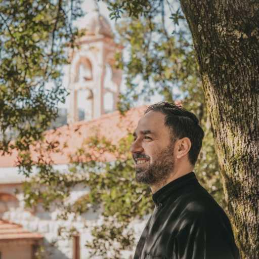 كلمات اغنية الأب بيتر حنا – إن الملاك هتف مكتوبة