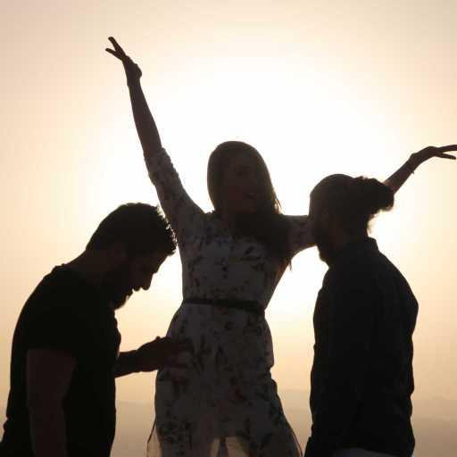 كلمات اغنية شي شاز باند – أوتيل كاليفورنيا – انتي مشيتي مكتوبة